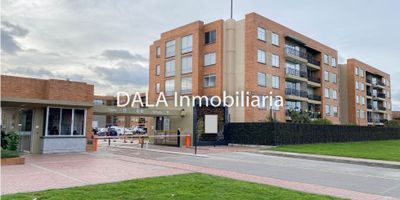 DALA Inmobiliaria vende apartamento en primer piso en chia - cundinamarca, consta de: sala - comedor, cocina integral tipo americano, zona de lavanderia, estudio o sala de tv, dos alcobas auxiliares con closet, baño auxiliar, alcoba principal con baño privado y walking closet, un parqueadero cubierto, conjunto cerrado, club house con piscina, gym, salon social, salon de juegos, parque infantil, vigilancia 24 horas, cerca a via principal y transporte publico.

 ¡Tu vida ideal comienza aquí! Contactanos. Si estás buscando inmobiliarias en Chía, somos tu mejor opción. También manejamos Bienes Inmuebles en Cajicá y Cota. Cod 1493  A - L
