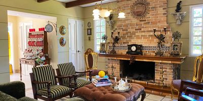 Casa en venta en unidad cerrada sector tranquilo, campestre y de poco flujo vehicular. Piso en ceramica y madera, dos niveles, chimenea, sala y comedor independiente, estudio, biblioteca, 3 alcobas con baño en la principal, tina, cocina integral abierta, y parqueaderos en area descubierta. Cuenta con casa de mayordomo, fuente de agua natural, capilla y porton de ingreso. Conjunto cerrado con vigilancia 24 hrs, citofonia y circuito cerrado de tv. Inmuebles sujetos a verificación de disponibilidad.