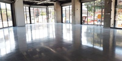 Local independiente en arriendo con facil acceso a transporte publico, cerca a cooperativas, centros de salud, y una gran variedad de servicios complementarios. Piso en baldosa, 1 espacio, baños, aire acondicionado central, energia monofasica, KVA 20, vitrina. *Inmuebles sujetos a verificación de disponibilidad.*