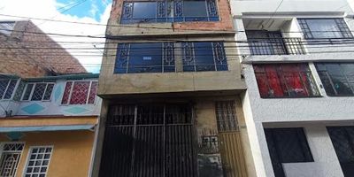 Casa de  cuatro  piso iluminada, ubicado en el noroccidente de Bogotá, en  el barrio  villas  constanza, cómodas vías de acceso como la calle 80 y  calle  72, cerca de centros comerciales como Centro Comercial Portal 80, Diver Plaza, Centro Comercial, Nuestro  Bogotá, Centro  comercial  Muisca, a parques, hospitales, supermercados, colegios, droguerías, iglesias,varias rutas de transporte,  en   el piso uno hay una  bodega, con  baño privado, el cual esta rentado. En  el  piso  2  dos  alcobas,con  closet,   sala-comedor, baño social,  con ducha   electrica,  cocina integral, y zona  de lavanderia.   En  el piso 3 ,  dos  alcobas,con  closet,   sala-comedor, baño social, con  cabina  en la ducha, cocina integral, calentador  a gas  y zona  de lavanderia. En  el   piso  4, dos  alcobas,  sala-comedor, balcon, baño   social   con  division  en vidrio  templado, zona  de  ropas, y  espacio  de  terraza.
