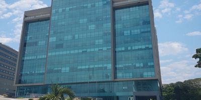 Te presentamos este consultorio ubicado en el Centro Internacional de Especialistas del Complejo Médico HIC, un lugar estratégico de la ciudad gracias a su alto flujo peatonal y vehicular, lo que garantizará que tu negocio sea todo un éxito. Cuenta con puerta de acceso al consultorio, con dimensiones de 1,05 mts de ancho por 2,20 mts en lámina MDF, recubierta en acabado melamínico, modelo liso de una hoja, tipo piso a techo, cerradura cilíndrica de manija cromada mate. Accediendo se encuentra un espacio de recepción dentro del consultorio, un baño  y un área de Consultorio con ventanal panorámico en vidrio con color celeste, adicional existe un mesón en cuarzone, con dos pocetas en el mismo material, grifería cuello de ganso en ambas y sus respectivos desagües. El consultorio dispone del uso exclusivo del puesto de parqueo número 93 en el sótano 4 de profesionales especializados. Se dispone de una tarjeta electrónica para uso del ascensor de profesionales, que individualmente lo ubica en el nivel de parqueo y en el piso del consultorio. Cerca podrás encontrar Hospital Internacional de Colombia HIC, Universidad UPB, EDS San Pedro, no esperes más y anímate a encontrar con nosotros tu lugar ideal. Contáctanos y déjanos tener el privilegio de atenderte.