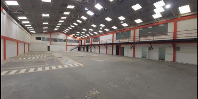 Excelente bodega de 2.195 m² - Ubicada en sector fontibón

Este magnifico inmueble es ideal para operación logística o producción bajo impacto, cuenta con las siguientes caracteristicas: ubicación estratégica. Área total construida 1.950 m². Área de bodegaje 1.380 m2, de los cuales 900 m² es doble altura con 6,50 mts a base de cercha y 8 mts a cumbrera, área mezanines 480 m² con altura de 2,45 mts, área de oficinas 500 m², área de paqueo con cerramiento 315 m². Carga eléctrica 220 kva, gas natural, excelente iluminación natural, pisos alta resistencia con capacidad de carga portante de 5 Ton/m².
