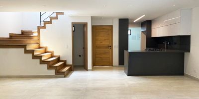 Casa en venta y arriendo  en unidad cerrada, sector campestre, poco flujo vehicular y tranquilo. Piso en ceramica, dos niveles, sala y comedor independiente, estudio, biblioteca, estar de tv, 4 alcobas con baño en la principal, cocina integral abierta, balcon y parqueaderos independientes cubiertos. Conjunto cerrado con vigilancia 12hrs, citofonia y circuito cerrado de tv. *Inmuebles sujetos a verificación de disponibilidad.*