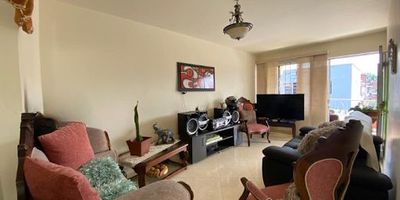 Casa para venta cerca al aeropuerto Olaya Herrera en edificio de tres pisos, construcción tradicional con amplios espacios, terraza privada de 100 metros, cuenta con buenas vías de acceso y buenas rutas de transporte publico.