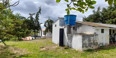 excelente lote AREA 5,995 MTRS en la mesa de los santos - vereda jeridas - con casa tradicional de 70 metros - 2 habitaciones - 2 baños - sala comedor - cocina - ubicada a 5 minutos de la EDS los linderos. 
servicios; agua 2 puntos - luz y acometida para gas - hermosa vista