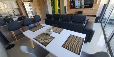 Arriendo apartamento amoblado piso 24 en la loma del indio! acabados y amoblado de lujo, con hermosa vista, 2 alcobas, sala, comedor, cocina integral, barra americana, piso en cerámica, parqueadero.