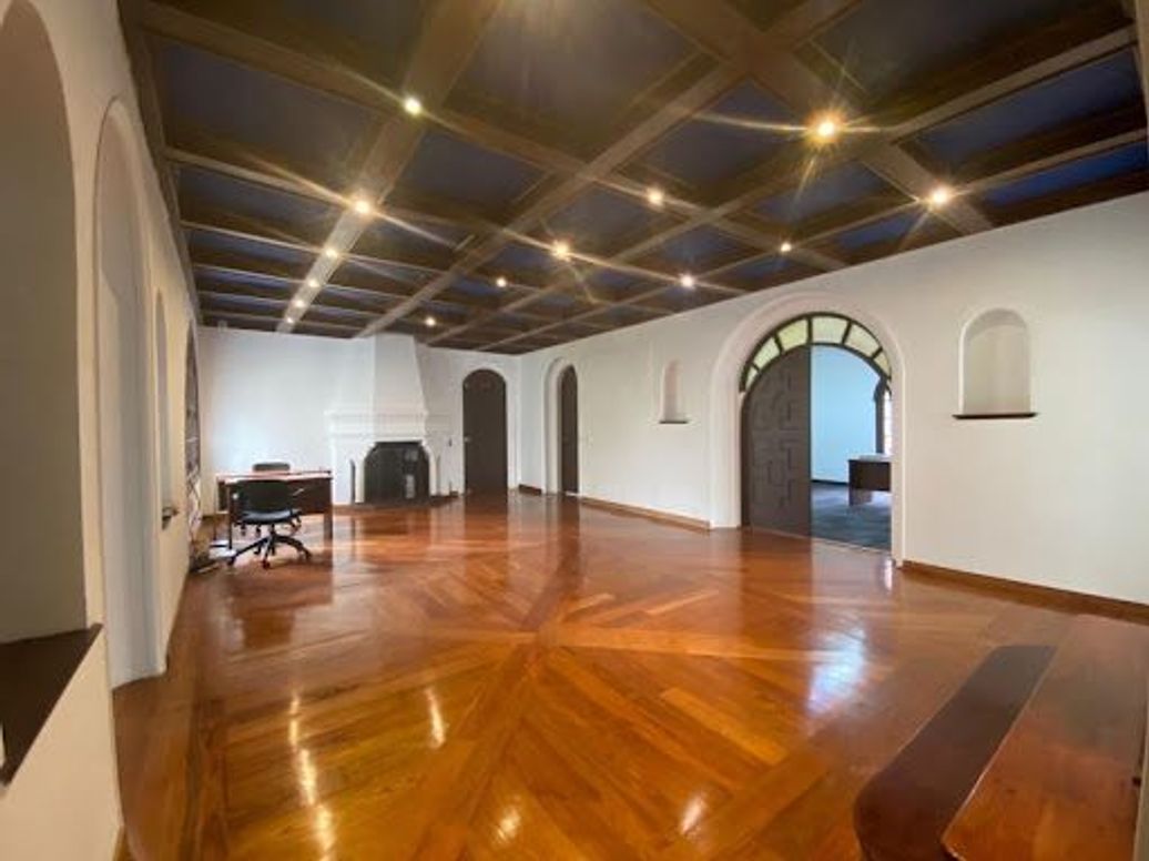 Casa de 14 alcobas en venta en La Magdalena, Bogotá, 844 m² · foto 2 de 20