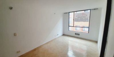 Excelente apartamento con área de 43 m2 con una distribución ideal de salacomedor, cocina integral, dos habitaciones, un baño enchapado, zona lavandería, con pisos en cerámica  y parqueadero comunal . buena iluminación,  zonas verdes ,cercanía importantes como Efecty, oso pizza y Burger, parque Tintal buenazul, supermercado Colsubsidio de Ipanema, avenidas principales como  guayacanes carrera 98, transversal 97A, callé 26 sur.