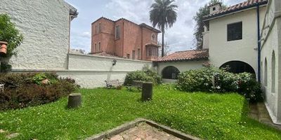 Casa ubicada en la localidad de Teusaquillo, uno de los sectores mas tradiciones de Bogotá, con riqueza cultural, histórica, arquitectónica y patrimonial, con espacios de zonas verdes y arborización. Encontrara en el sector variedad de oficinas, cafés, restaurantes, centros médicos y diversas actividades de interés cultural e institucional.  Excelentes accesos y transportes. El inmueble cuenta con aproximadamente ocho cupos de parqueadero al interior y cuenta con alrededor de cinco parqueaderos en el antejardin.