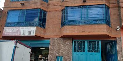 Edificio de 4 pisos, área 11x22 metros, el primero corresponde a una bodega de doble altura, local, 2 baños, cuarto de aseo y garaje, segundo un apartamento de 4 habitaciones, sala, comedor, cocina, baño,  tercer piso, un apartamento de 4 habitaciones, sala, comedor, cocina, baño obra gris, cuarto piso terraza en área total con zona de lavado para los apartamentos.