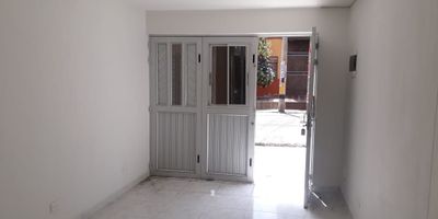 Disponible en arriendo este local comercial de 20 m² en el barrio San Bernardo, Medellín, Antioquia. Ubicado estratégicamente en la CL 19 CR 75 16, este espacio funcional cuenta con un baño y ofrece el beneficio de vigilancia, brindando seguridad para su actividad comercial. Su excelente ubicación garantiza fácil acceso, ideal para diversos emprendimientos. El canon de arriendo es de $1,500,000. Para conocer este local, contáctenos por WhatsApp, solicite que le llamen o consulte nuestros teléfonos.
