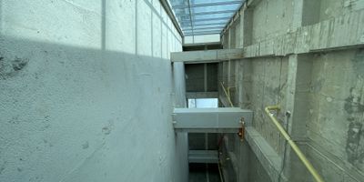 Oficina en venta de 461 m² en Barranquilla, ubicada en el barrio San Francisco, sobre la Vía 40. Este amplio espacio de trabajo cuenta con un baño y 9 parqueaderos, ofreciendo gran comodidad y capacidad para su equipo. Con una antigüedad de 5 años, la propiedad se encuentra en un estrato 7 y garantiza vigilancia continua para su seguridad. Ideal para empresas que buscan una ubicación accesible en Atlántico con facilidades de estacionamiento. Conozca esta oficina; contáctenos vía WhatsApp o consulte los teléfonos para más detalles.