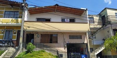 Local en arriendo en segundo piso del barrio castilla de  Medellín, se entrega en obra gris con buena iluminación y con espacios ideales para desarrollar actividades manufactureras, confecciones, tratamiento de maderas y demás actividades industriales. ubicado a pocos metros de la zona mas comercial de este barrio y con facilidad de transporte. 