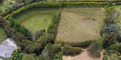 Lote ubicado en exclusiva Parcelación en Llano grande, vereda el Tablazo, unidad cerrada, fácil acceso, cerca al túnel de oriente y al aeropuerto, zona de alta valorización, cerca a servicios de salud, restaurantes y zonas comerciales