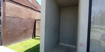 Se arrienda local comercial de 10 m² en Rionegro, Antioquia, ubicado en el barrio Alto del Medio. Este espacio es ideal para actividades comerciales y cuenta con vigilancia para mayor seguridad. Es especialmente apto para la instalación de un cajero automático. El local tiene una antigüedad de 10 años y ofrece una excelente oportunidad en una zona de estrato 3. Su canon de arriendo es de $1.200.000. Para conocer más detalles de este local en Rionegro, le invitamos a ver las opciones de contacto.