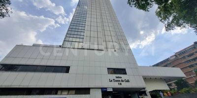 Oficina de 210 M2 en Alquiler en Edificio en Barrio Versalles en el Norte de Cali con piso en porcelanato 50% y alfombra 50%. Cuarto  Rack con cableado estructurado. Sistema detector de humo. Área de oficinas  con aire acondicionado.  Con puntos de toma corriente.  Espacio las unidades de aire acondicionado 1.  Baño completo.  Armario. Vista Panorámica. Aire acondicionado 2. Área de oficinas con alfombra y 2  aires acondicionados. Cortinas  manuales. Closet para archivos.  Área de oficinas con aire acondicionado con Cortinas manuales.  Baño completo. Cuarto de archivo. Medio baño. Parqueadero 9 y 10 en sótano 3