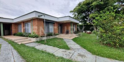 A tan solo 20 minutos de Cali encontramos Casa campestre en Condominio en Jamundi, el lugar perfecto para vivir y vacacionar, con 1.531m2 de terreno y 450m2 de construcción de un nivel, la cual cuenta con una amplia sala,  generosa cocina abierta con maquina lavavajillas, horno eléctrico americano, cava de vinos a temperatura, isla con cuatro hornillas a gas natural y dos eléctricas, excelente iluminación natural, comedor frente a la cocina con vista a la zona verde, sala de TV, biblioteca, estudio con sistema de casa inteligente, amplia habitación principal con aire acondicionado, blackout y cortinas, baño privado con walking closet, habitación auxiliar con closet de piso a techo y baño privado encontramos un baño completo para las otras dos habitaciones auxiliares las cuales tienen closet de piso a techo y amplias ventanas las cuales permiten una excelente entrada de luz natural y ventilación. Baño medio para el jacuzzi y baño medio para zona BBQ. Habitación de servicio con baño completo. Amplia, ventilada e iluminada zona de ropas, calentador a gas. Pisos en Baldosa, garaje cubierto para dos vehículos, parqueadero descubierto con capacidad hasta diez carros, la casa esta rodeada de arboles frutales como limones, mango, ciruelo, naranjo, aguacate y mandarino. La puerta del garaje es de control eléctrico.

El condominio tiene 139 casas en total y ofrece tres lagos, un Club House, Canchas de Tenis, Fútbol, Squash, Baloncesto, Voleibol Piscina para adultos y niños, Salvavidas, Sauna, turco, Gimnasio, Parque infantil, Salón de Eventos, cocina, baños. Cuatro Zonas verdes para caminos, Sendero Ecológico y clases grupales de Yoga, Pilates y Rumba. Wifi únicamente en el Club House.