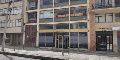 Arriendo de edificio en Bogotá, ubicado en el barrio Sucre, Cundinamarca. Este inmueble comercial de 1000 m² cuenta con 9 baños y 4 parqueaderos, ofreciendo una solución completa para su empresa. Su estratégica localización en una zona universitaria, comercial y bancaria brinda acceso a un flujo constante de personas y servicios esenciales. Es una excelente oportunidad para empresas que buscan expandirse o establecerse en una ubicación clave de Bogotá. Para más información o coordinar una visita a este edificio, le invitamos a usar las opciones de WhatsApp, quiero que me contacten o ver teléfonos.