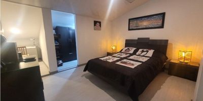 Apartamento en excelente sector en conjunto cerrado, iluminado y amplios, cuenta con 2 niveles, 4 alcobas, la principal con vestier y baño privado,3 closets, calentador, estudio, sala comedor, cocina integral con gas natural, suelos en ceramica y porcelanato, parqueadero descubierto, deposito, tanque reserva de agua, vigilancia. Area aproximada .  
