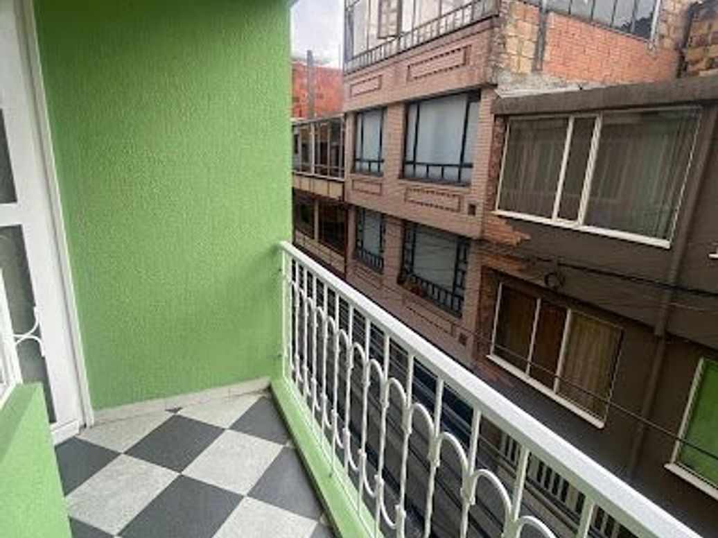 Casa de 8 alcobas en venta en La Perla, Bogotá, 216 m² · foto 2 de 20