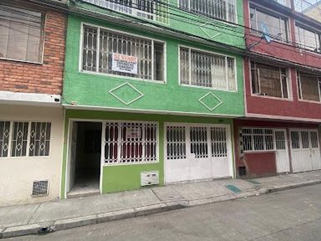 Casa de 8 alcobas en venta en La Perla, Bogotá, 216 m² · foto 3 de 20