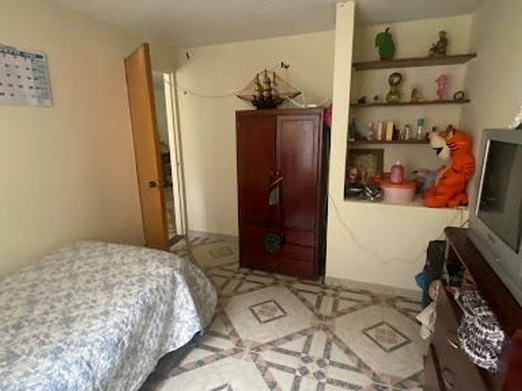 Casa de 8 alcobas en venta en La Perla, Bogotá, 216 m² · foto 16 de 20