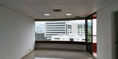 PR15358 Oficina en arriendo edificio empresarial sobre la Milla de oro, facil acceso desde la Av el poblado , cerca a centro comercial y servicios complementarios. Piso en porcelanato, 1 espacio, baño privado, cocineta, cableado de red, techo cielo raso, balcon, aire acondicionado central y parqueadero cubierto. Vigilancia 24 horas, citofonia, baños comunales, parking visitantes con costo y circuito cerrado de tv.   *Inmuebles sujetos a verificación de disponibilidad.*