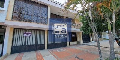 AMPLIA CASA COMERCIAL DE DOS NIVELES UBICADA EN EL EXCLUSIVO SECTOR DE CABECERA DEL LLANO, IDEAL PARA OFICINAS, CONSULTORIOS, INSTITUCIONES EDUCATIVAS O USO MIXTO. SEGUNDO PISO 3 ALCOBAS CON CLOSET ALCOBA PRINCIPAL CON BAÑO PRIVADO ALCOBA DE SERVICIO CON BAÑO 2 BAÑOS AUXILIARES COCINA TRADICIONAL PATIO Y ZONA DE ROPAS PISOS EN CERAMICA TECHO EN PLACA PRIMER PISO 1 AMPLIO SALON 5 ESPACIOS FUNCIONALES 2 BATERIAS DE BAÑOS PATIO UBICADA EN ESTRATO 5, CON EXCELENTE UBICACION Y DISTRIBUCION. VALOR DEL CANON MENSUAL MAS IVA. IDEAL PARA DESARROLLAR TU ACTIVIDAD EMPRESARIAL EN UNA DE LAS ZONAS MAS VALORIZADAS DE LA CIUDAD