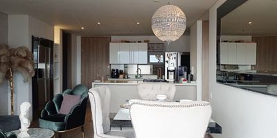 Apartamento amoblado en arriendo en unidad cerrada cerca a supermercados, restaurantes, universidades y colegios, centros comerciales, sector tranquilo, cercano a una gran variedad de servicios complementarios. Piso en madera, puerta de seguridad, sala y comedor independiente, 2 alcobas con baño en cada una, cocina integral abierta tipo americano, balcon y parqueaderos lineales cubiertos. Edificio con ascensor, piscina, gym, salon comunal, turco, sauna, parques infantiles, zonas verdes, vigilancia 24 hrs, citofonia, circuito cerrado de tv. Inmuebles sujetos a verificación de disponibilidad.