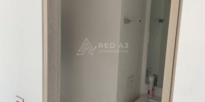 Moderno edificio de 8 pisos, ubicado en el barrio Maraya, cerca a colegios, restaurantes, clínicas y con excelente acceso vehicular, hacia el centro o el sur de la ciudad. Cuenta con vigilancia 24 horas, parque infantil, gimnasio, planta eléctrica, y zonas verdes. La propiedad horizontal permite la actividad de rentas cortas tipo Booking o Arbnb lo que representa una insuperable oportunidad de negocio.

El apartamento tiene una antigüedad de 3 años, está ubicado en un 4.º piso, cuenta con de 72 m², es tipo loft o de un solo ambiente, completamente abierto, con amplio balcón con vista al exterior del conjunto, con espacio para sala - comedor, cocina integral, baño social, habitación con walking closet y un baño privado con división en vidrio templado.

El valor incluye un parqueadero cubierto y cuarto útil.