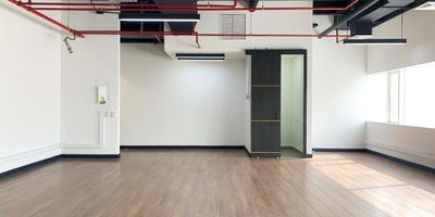 Oficina moderna en arriendo y venta en edificio empresarial con fácil acceso desde la av el poblado. Gran variedad de servicios complementarios, vía principal cerca con fácil acceso a transporte publico. Cuenta con piso en lamina, 1  espacio, con ventanales que brindan gran iluminación. Tiene baño privado y parqueaderos cubierto. Cableado de red, aire acondicionado central, techo cielo raso, edificio con vigilancia 24 horas, citofonia y circuito cerrado de tv. *Inmuebles sujetos a verificación de disponibilidad.*