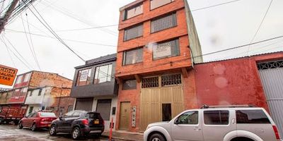 Bodega con excelente ubicación a media cuadra de la 80 y cerca de la Cali, cuenta con un área de almacenamiento en el primer piso de doble altura, segundo piso con entrada independiente, mezanine más área de trabajo, tercer piso área de oficina y cuarto piso zona de trabajo en espacio abierto que puede ser utilizado como oficinas, con un Kva de 23 en el primer piso y el segundo y el tercerol 9 Kva, además trifásica y monofásica. En La primera planta encontrara un area de trabajo con altura doble y mezanine al fondo. En la segunda planta un area de trabajo y un baño. En la tercera planta encontrara un área de oficinas abierta con baño y oficina principal en divisiones de madera y en la cuarta planta encontrara un espacio abierto actualmente usado como área de almacenamiento con potencial de uso de oficinas. esta en un terreno es de 185 metros cuadrados y un area de construcción de 360 metros cuadrados.