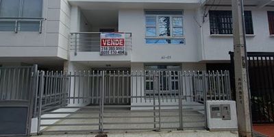 IPANEMA CALLE 8B No. 40-09, área 102 M2, construida 149 M2, Casa de dos pisos enrejada, el primer piso consta de garaje para un vehículo, sala con ventilador de techo, comedor, cocina integral, baño social, zona de lavandería, el segundo piso consta de tres habitaciones con closet, habitación principal con baño privado y balcón, baño auxiliar,  la casa cuenta con un aparta-estudio interno de nos niveles, el primer nivel consta de consta de sala, cocina, zona de lavandería y el segundo nivel consta de habitación con closet,  baño con división en acrílico y ducha. Estrato 4.