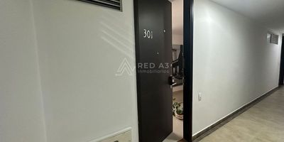 Se arrienda apartamento en conjunto cerrado ubicado en Pinares, Pereira, un entorno cerca a supermercado Carulla, Hotel Pinares Plaza, Megacentro, centro comercial Arboleda, Universidad Tecnologica de Pereira, restaurantes, entre otros.

El apartamento cuenta con una area de 100m2, piso 3 con ascensor, cocina integral, 3 habitaciones con closet, 1 estudio, 2 baños, zona de ropas, balcon con excelente vista a la ciudad, parqueadero cubierto y deposito. 

El conjunto cuenta con gimnasio, sauna, salon social, zona de juegos para niños y vigilancia 24h.