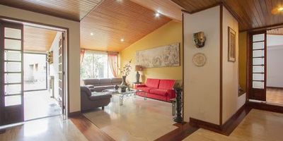 Hermosa casa ubicada en sector exclusivo de la ciudad, tiene seis parqueaderos descubiertos y esta ubicada cerca a zona comercial, vías de acceso y transporte publico.