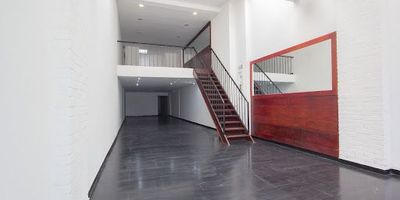 casa    comercial     con  tres  locales  totalmente  independientes  local uno  , área de Ciento cincuenta metros  ,local  dos, área de ciento cuarenta metros   y  local  tres, área doscientos treinta metros  excelente   vitrina   comercial     sobre  la   avenida carrera quince  ,  ideal  inversionistas  o   constructoras.