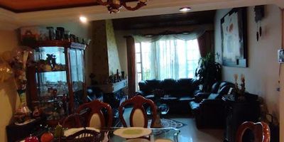 Casa en venta 2 niveles con parqueadero,patio terraza balcón ,se encuentra ubicada cerca a parques zona comercial,bancos buenas vías de acceso