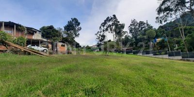 Tranquilidad y Oportunidad de lote ideal para Construccion o Parcelacion, Descubre tu oasis de posibilidades en El Saladito, un rincón excepcional que espera transformarse en tu visión de vida ideal. Ubicada en el pintoresco tramo entre Cali y Buenaventura, esta extensa propiedad de ensueño se extiende majestuosamente a lo largo de 38,186 metros cuadrados de terreno, ofreciendo un lienzo perfecto para tus ambiciones.

A solo 30 minutos de la bulliciosa energía de Cali, este refugio en el Saladito te brinda un escape tranquilo y rejuvenecedor. El clima templado puro te envuelve en una sensación de serenidad, proporcionando el telón de fondo perfecto para crear memorias duraderas. En el corazón de una comunidad floreciente de condominios de fincas, esta propiedad se alza como un catalizador de oportunidades.

Con 220 metros cuadrados destinados a dos construcciones, tu creatividad puede fluir sin límites. Dos casas y un espacioso establo.

La transformación de esta propiedad en una parcelación es una visión que puede tomar forma. Tu visión puede dar vida a un espacio donde las familias construyan sus hogares y las comunidades prosperen. Conviértete en el arquitecto de tu futuro, dando forma a este lote en blanco de acuerdo a tus sueños y aspiraciones.

En El Saladito, el horizonte está lleno de promesas y el potencial es ilimitado. Esta propiedad espera ser el lienzo en el que escribas tu historia de éxito, crecimiento y realización personal. El momento para abrazar esta oportunidad es ahora. ¿Estás listo para dar el primer paso hacia tu legado en El Saladito?