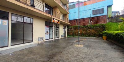 Local en arriendo ubicado en el sector de San Mateo en Pereira con cercanía a urbanizaciones residenciales, Centro Comercial Unicentro, Aeropuerto Internacional Matecaña, sistema Masivo transporte Megabus, universidades, colegios, supermercados, almacenes retails, restaurantes, bancos, cajeros automáticos. Su ubicación está rodeada de diferentes establecimientos comerciales, que benefician la visibilidad. Tiene diferentes vías de acceso totalmente pavimentadas en buen estado, por donde circula fluidamente transporte publico y privado, lo cual permite una fácil movilidad y acceso al sector.

El inmueble tiene un área construida de 18 m², cuenta con baño,  fachada en vitrina y un espacio exterior que puede ser usado según necesidad y tipo de negocio que se establezca.