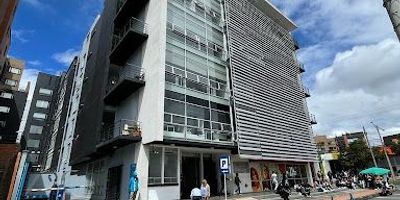 Arrendamos hermosa oficina en el piso 5to, cuenta con un excelente espacio abierto que puedes utilizar según tu necesidad, amoblada iluminación natural, recepción, baños para hombres y mujeres en el piso afuera de la oficina, 3 ascensores, instalación para internet de fibra óptica, instalación para aire acondicionado, terraza comunal con cafetería, sala de conferencias, entre otros. Tiene una excelente ubicación, en el edificio esquinero de la calle 103 con 15, cerca a notarias, restaurantes, paraderos de SITP, en el primer piso hay un Bancolombia.  