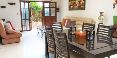 Casa amoblada independiente para uso residencial en arriendo cerca a restaurantes, centros comerciales, parques, rutas de transporte publico y servicios complementarios. Piso en porcelanato, sala comedor, dos niveles, 3 alcobas con baño en la principal, tina, cocina integral abierta, balcon, terraza, y parqueaderos. Cuenta con alarma. *Inmuebles sujetos a verificación de disponibilidad.*