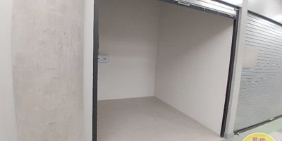 Código 8102. 2° Piso en edificación de 7° pisos. Acceso al inmueble: sendero peatonal, ascensor y escalas. Costos Mensuales: Canon de Arriendo con Fianza Incluida ($1.223.600) + Admón. C.C ($428.500) + IVA ($232.500). Disponible para venta código 2796.