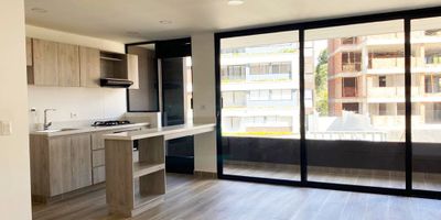 Apartamento en arriendo en unidad cerrada en sector tranquilo, campestre, y poco flujo vehicular. Piso en ceramica, sala comedor, 2 alcobas con baño en cada una, cocina integral abierta tipo americano, alcon y parqueadero cubierto. Conjunto cerrado con ascensor, piscina, gimnasio, lago, zona coworking,parque picnic, salon social, parques infantiles, zonas verdes, vigilancia 24 hrs, citofonia, alarma y circuito cerrado de tv. *Inmuebles sujetos a verificación de disponibilidad.*