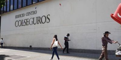 OFICINA PISO 15 UBICADA EN LA  AVENIDA ORIENTAL EDIFICIO COLSEGUROS.
COMODIDADES: 
-4 SALONES-RECEPCION-SALA DE REUNIONES-ARCHIVO Y OFICINA  DE GERENCIA
INFORMACION COMERCIAL 
 
PBX: (604)4480450  
LINEA WHATSAPP: 3332815649