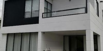 FINCA RIVERA - HUILA, Área 43.466 M2, Finca ubicada en la vereda Rio Frio de la jurisdicción del municipio de Rivera, situada sobre la vía nacional Ruta 45, en la entrada del fondo ganadero Hacienda la Pradera, consta de una casa de dos pisos completamente terminada, el primer piso cuenta con sala comedor, cocina integral tipo americano, una habitación con baño privado, patio de ropas, el segundo piso cuenta con  sala, cuatro habitaciones con aire acondicionado y dos baños, tres galpones en estructura metálica para capacidad de 11.000 gallinas de producción de huevo comercial, tres bodegas para almacenamiento,  casa para operarios y terreno apto para cultivos o ganadería, zona con 8 tanques plásticos, cada uno con capacidad de 5.000 litros, sistema de bombeo automatizada, agua propia de pozo profundo.