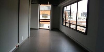 Oficina para estrenar, pisos en cerámica, terraza comunal, baño privado, ascensor inteligente, tres parqueaderos, vigilancia permanente