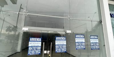 Ubicado en una de las Avenidas principales de la Ciudad de Montería se encuenta ubicado este Local Comecial.

Amplio, con amplios ventanales que sirven para vitrina, doble altura, mezzanine y acceso por delante y por detras.