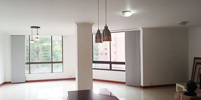 Apartamento en arriendo en unidad cerrada cerca a centros comerciales, restaurantes, facil acceso a vias principales, rutas de transporte publico y servicios complementarios. Piso en porcelanato, puerta de seguridad, sala y comedor independiente, estar de tv, 3 alcobas con baño en la principal, cocina integral abierta, alcoba y baño de servicio, y parqueaderos lineales cubiertos. Conjunto cerrado con ascensor, zonas verdes, citofonia, circuito cerrado de tv y vigilancia 24 hrs. *Inmuebles sujetos a verificación de disponibilidad.*