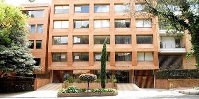 ARRIENDO. Oficina 43 metros, Edificio Boureau, segundo piso, vista exterior, sobre la carrera 9 y a una cuadra de la calle 94, cerca al centro comercial y parque de la 93, cuenta con una área libre, baño privado, y cocineta. El valor del canon incluye Iva Comercial.