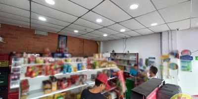 Se vende local en Bello, Antioquia, en el barrio Villas del Sol. Este inmueble de 40 m² de área construida se ubica en el 1° piso de una edificación de 2 niveles, ofreciendo acceso directo a la vía. El local dispone de vigilancia, aportando seguridad para su actividad comercial. Su precio de venta es de $350.000.000. Una opción estratégica para su negocio o emprendimiento en una zona con desarrollo. Contacte para más información o coordinar su visita vía WhatsApp o vea los teléfonos.